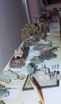Mesa de militaria e dioramas